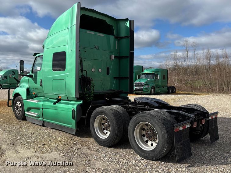 image for item DT0088 2022 International LT625 semi truck
