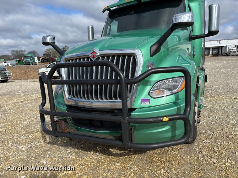 image for item DT0088 2022 International LT625 semi truck