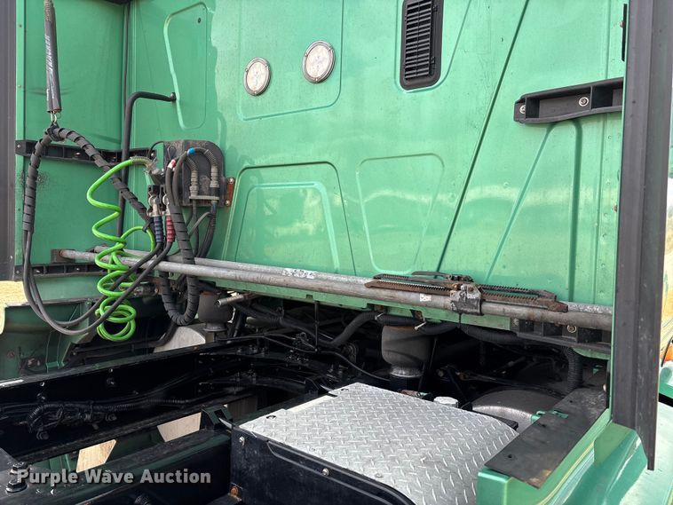 image for item DT0088 2022 International LT625 semi truck