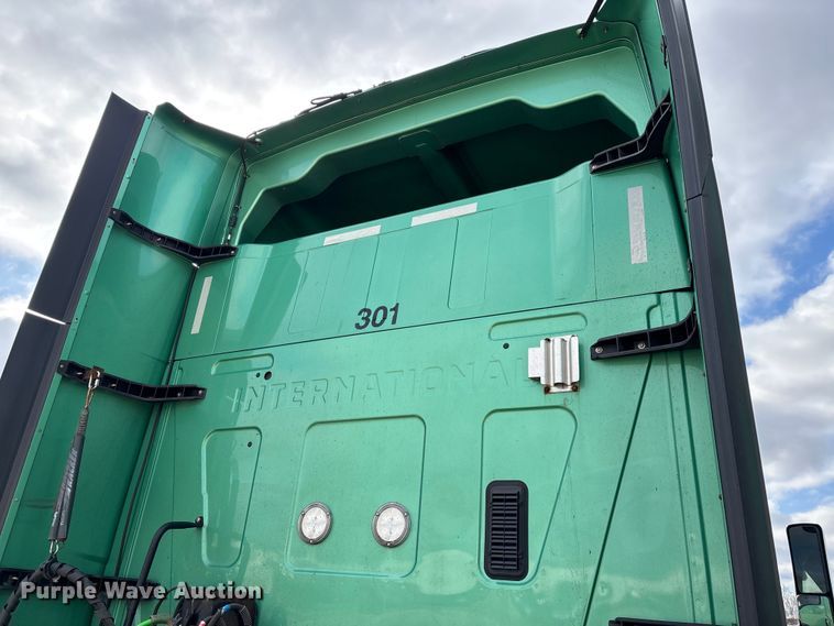image for item DT0088 2022 International LT625 semi truck
