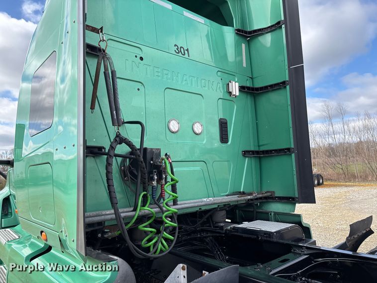 image for item DT0088 2022 International LT625 semi truck