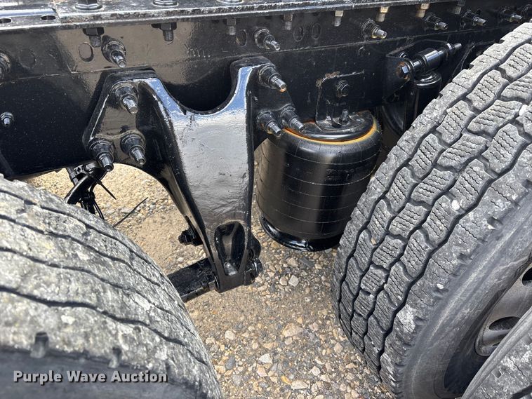 image for item DT0088 2022 International LT625 semi truck