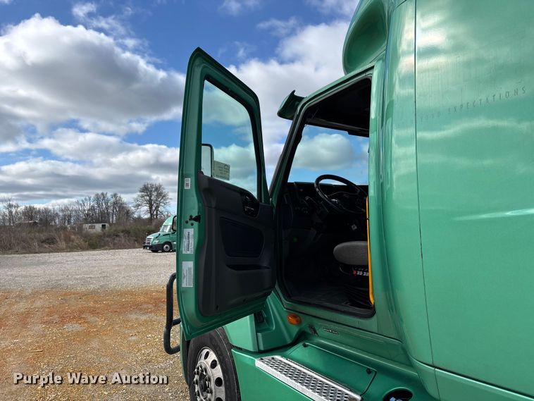 image for item DT0088 2022 International LT625 semi truck