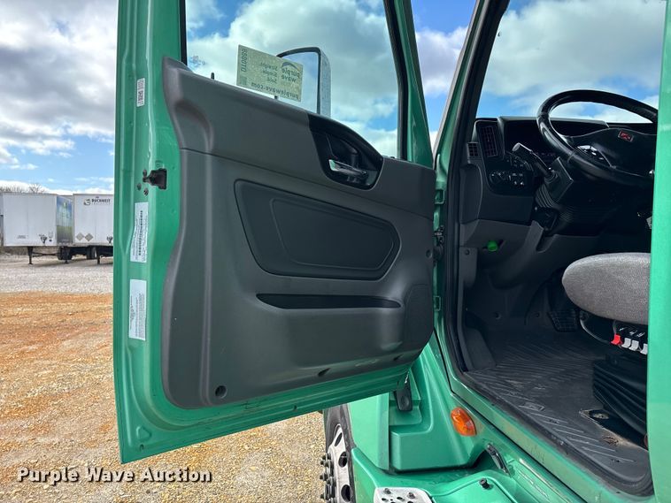 image for item DT0088 2022 International LT625 semi truck