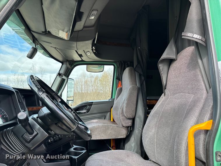 image for item DT0088 2022 International LT625 semi truck