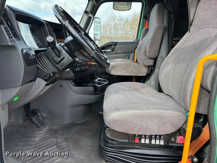 image for item DT0088 2022 International LT625 semi truck