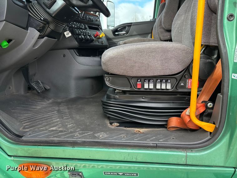 image for item DT0088 2022 International LT625 semi truck