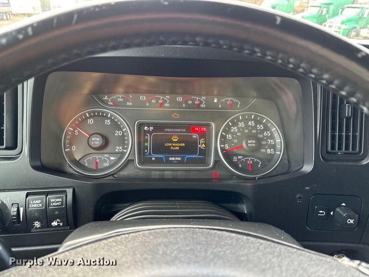 image for item DT0088 2022 International LT625 semi truck