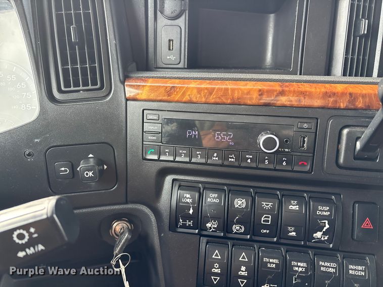 image for item DT0088 2022 International LT625 semi truck