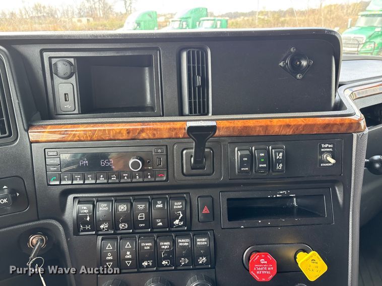 image for item DT0088 2022 International LT625 semi truck