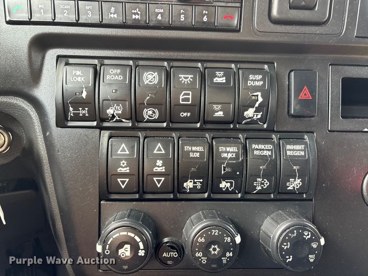 image for item DT0088 2022 International LT625 semi truck