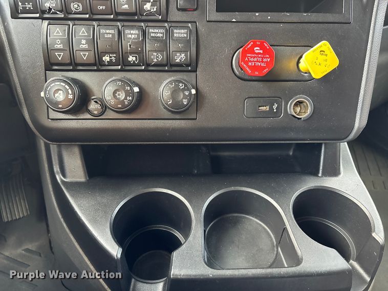 image for item DT0088 2022 International LT625 semi truck