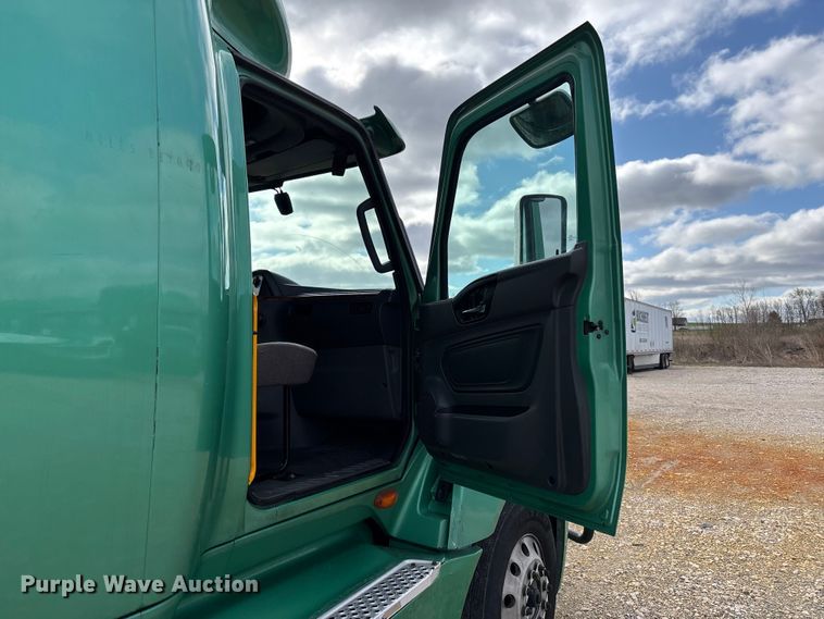 image for item DT0088 2022 International LT625 semi truck