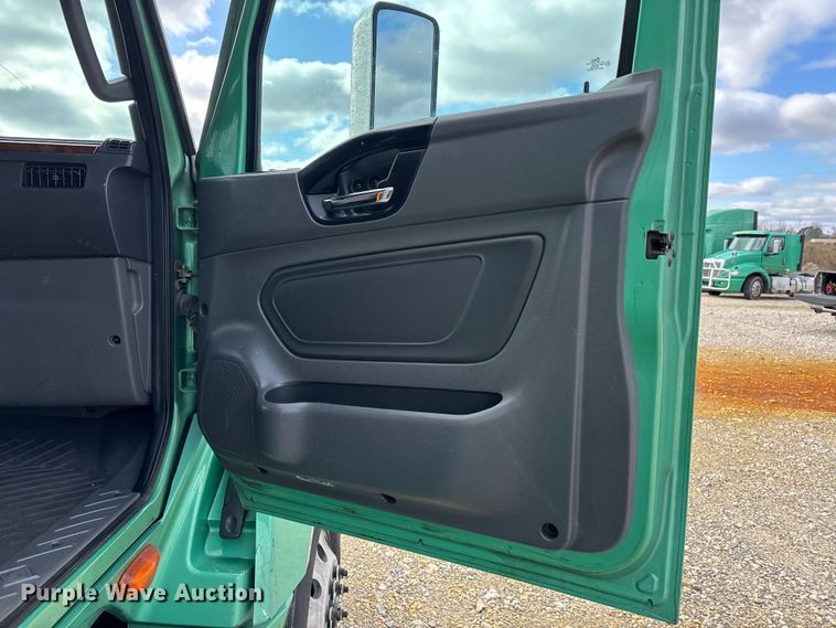 image for item DT0088 2022 International LT625 semi truck