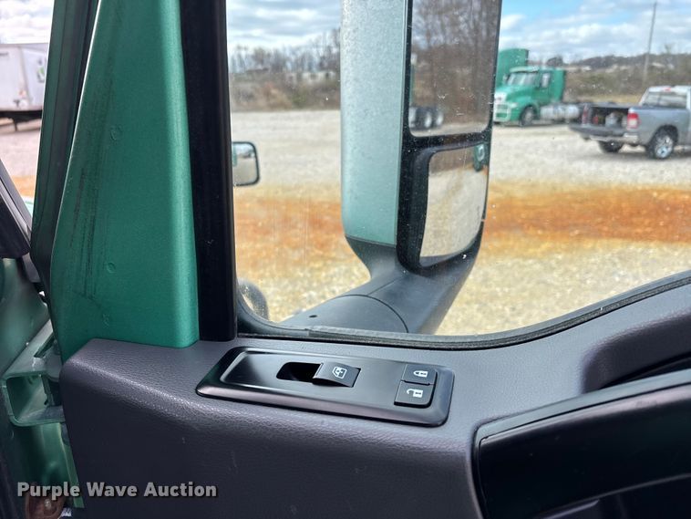 image for item DT0088 2022 International LT625 semi truck