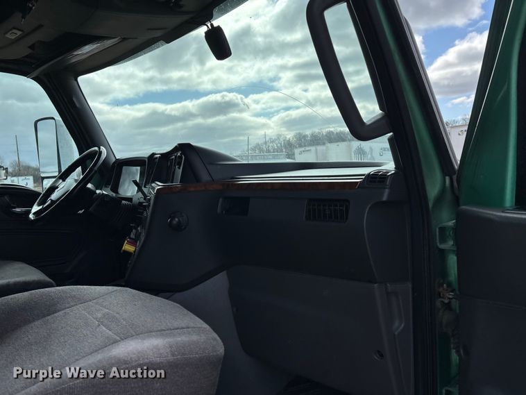 image for item DT0088 2022 International LT625 semi truck