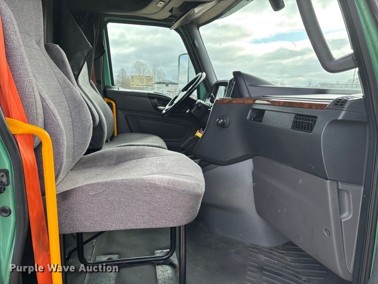 image for item DT0088 2022 International LT625 semi truck