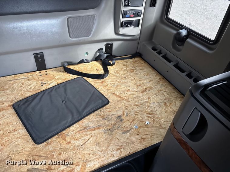 image for item DT0088 2022 International LT625 semi truck