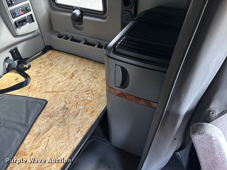 image for item DT0088 2022 International LT625 semi truck