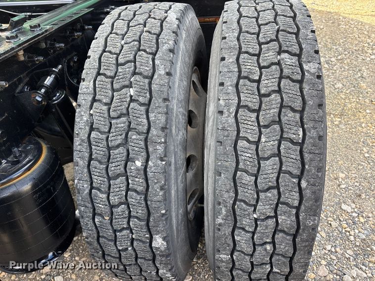 image for item DT0088 2022 International LT625 semi truck