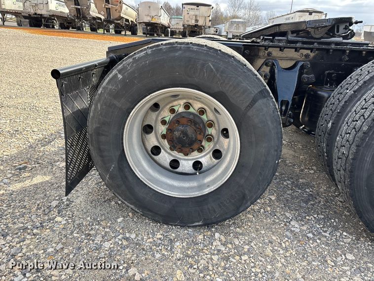 image for item DT0088 2022 International LT625 semi truck