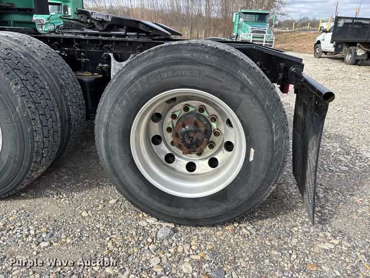 image for item DT0088 2022 International LT625 semi truck