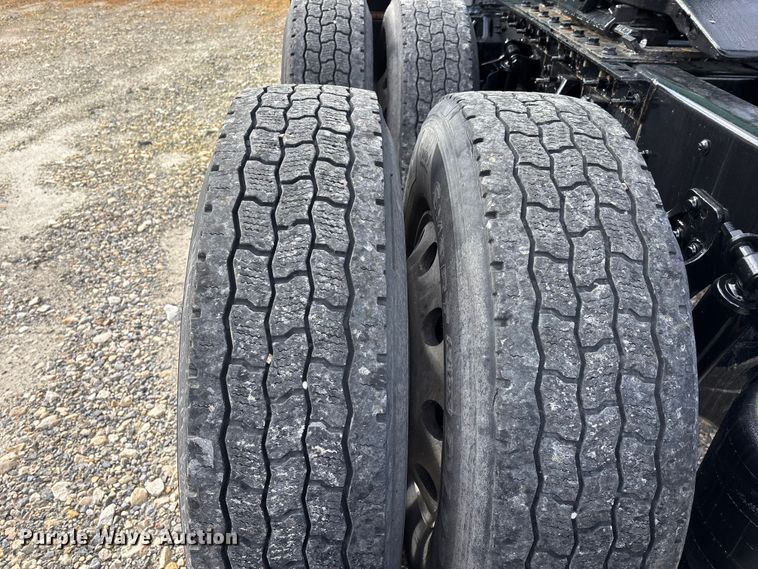 image for item DT0088 2022 International LT625 semi truck