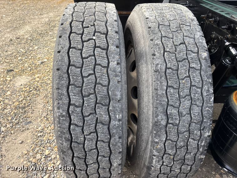 image for item DT0088 2022 International LT625 semi truck