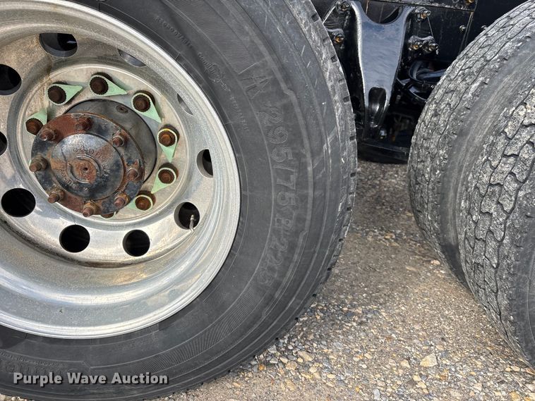 image for item DT0088 2022 International LT625 semi truck