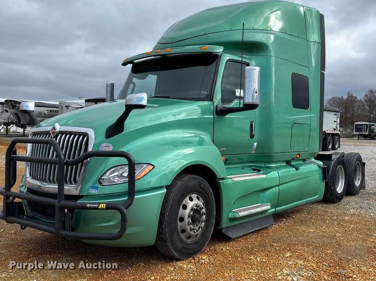 image for item DT0090 2022 International LT625 semi truck