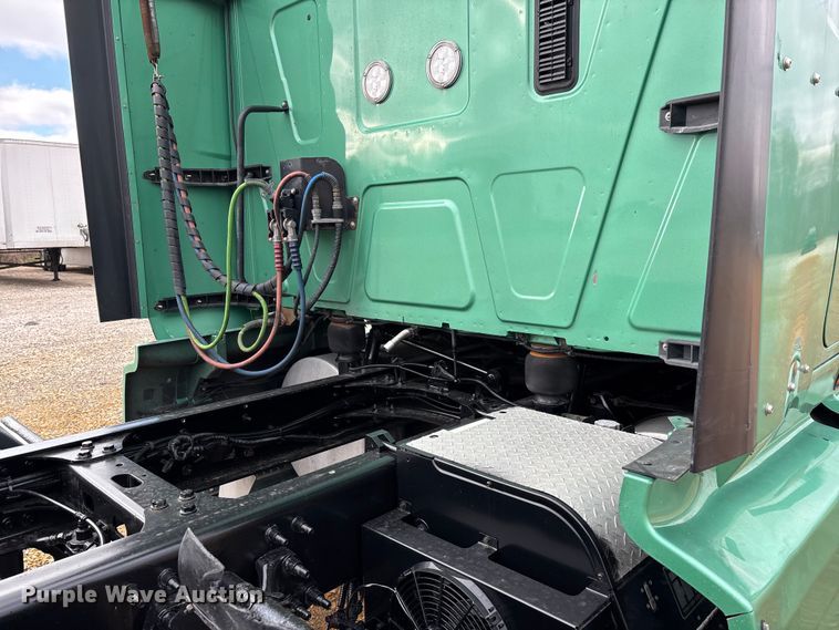 image for item DT0090 2022 International LT625 semi truck