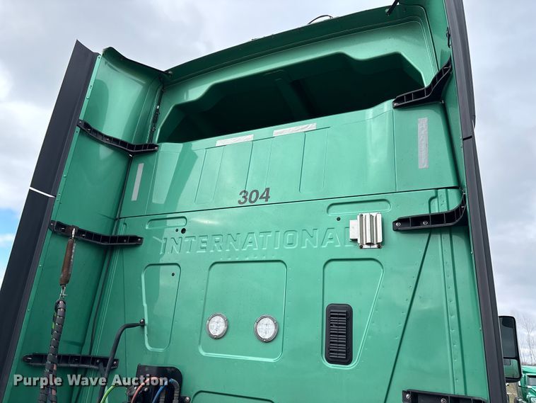 image for item DT0090 2022 International LT625 semi truck