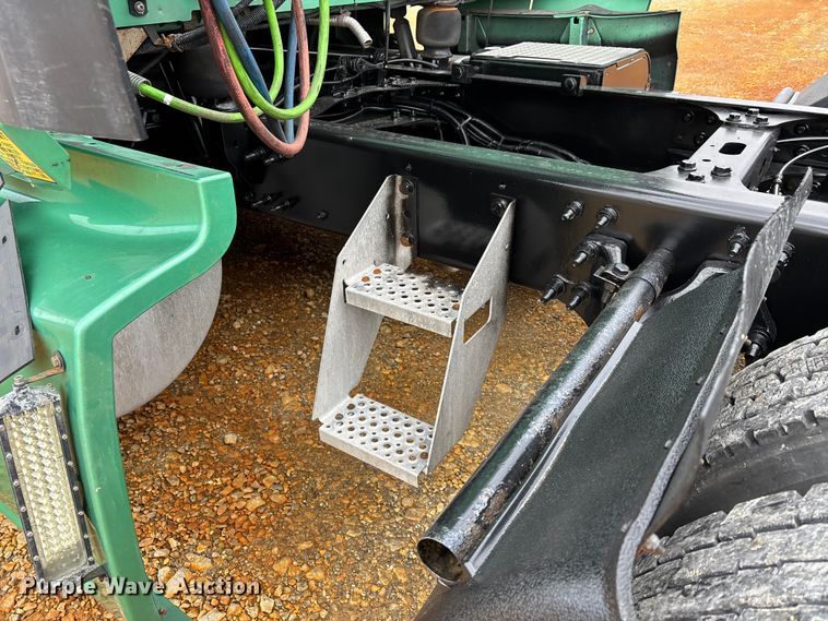 image for item DT0090 2022 International LT625 semi truck