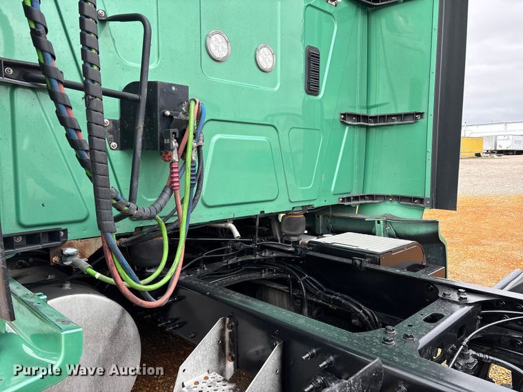 image for item DT0090 2022 International LT625 semi truck