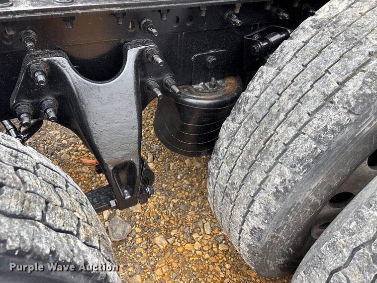 image for item DT0090 2022 International LT625 semi truck