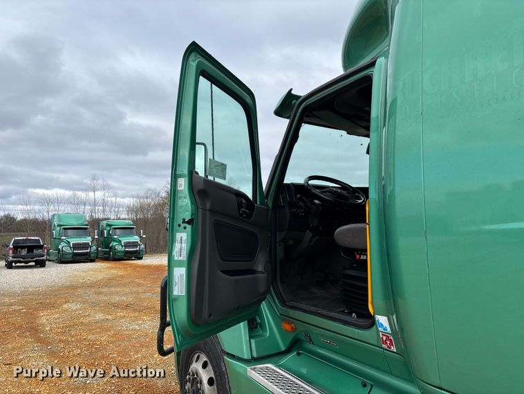 image for item DT0090 2022 International LT625 semi truck