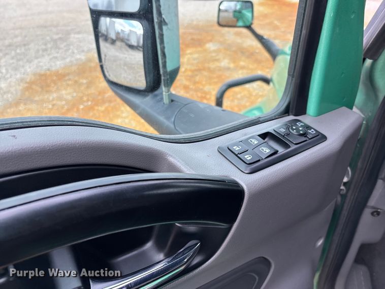 image for item DT0090 2022 International LT625 semi truck