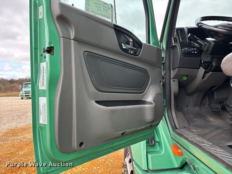 image for item DT0090 2022 International LT625 semi truck