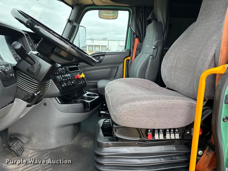 image for item DT0090 2022 International LT625 semi truck