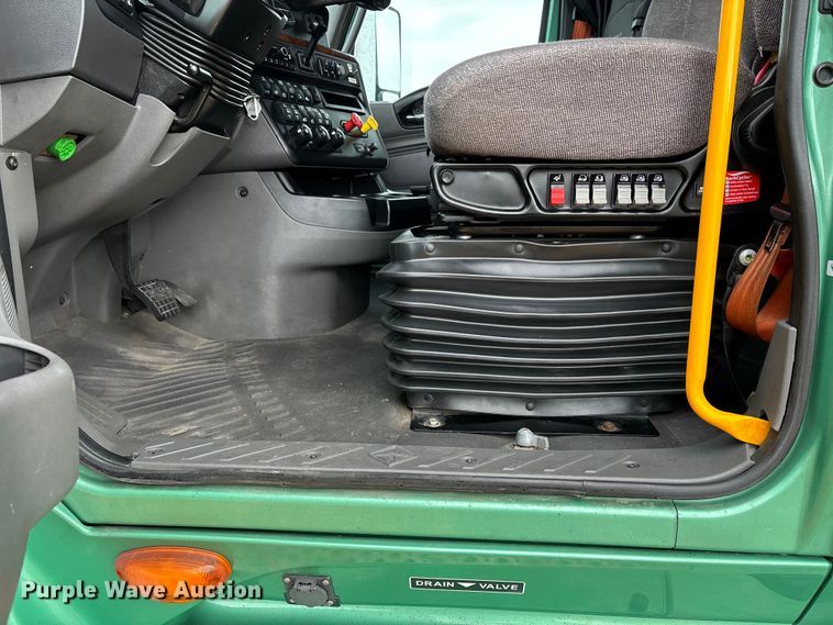 image for item DT0090 2022 International LT625 semi truck