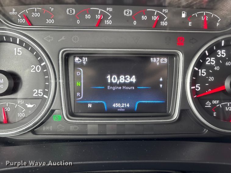 image for item DT0090 2022 International LT625 semi truck