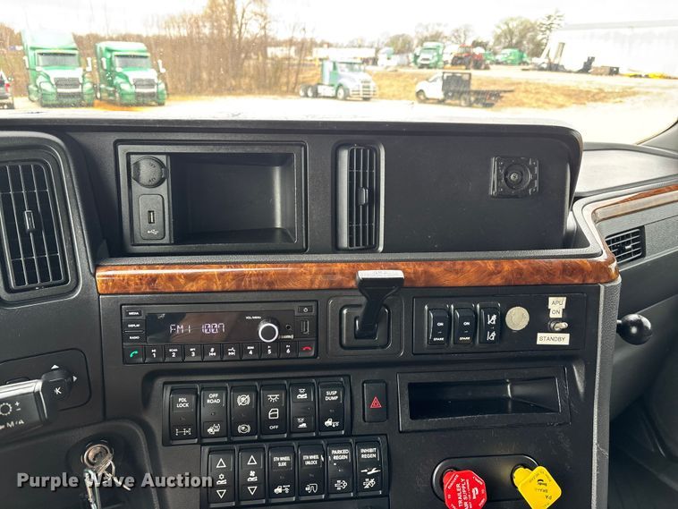 image for item DT0090 2022 International LT625 semi truck