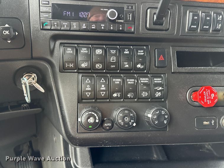 image for item DT0090 2022 International LT625 semi truck