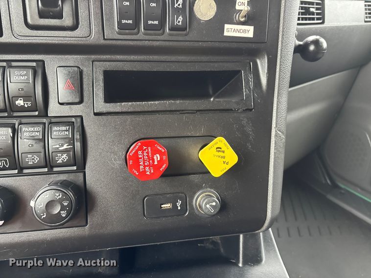 image for item DT0090 2022 International LT625 semi truck