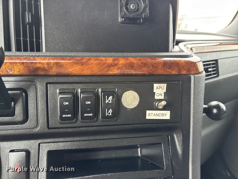 image for item DT0090 2022 International LT625 semi truck