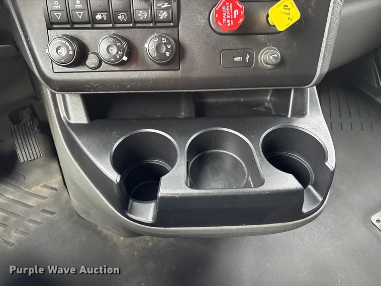 image for item DT0090 2022 International LT625 semi truck