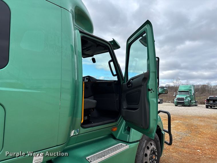 image for item DT0090 2022 International LT625 semi truck