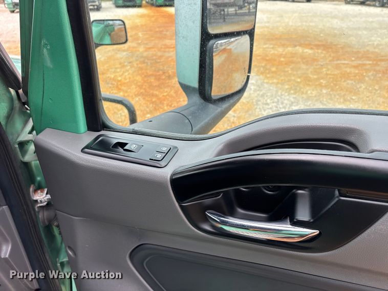 image for item DT0090 2022 International LT625 semi truck