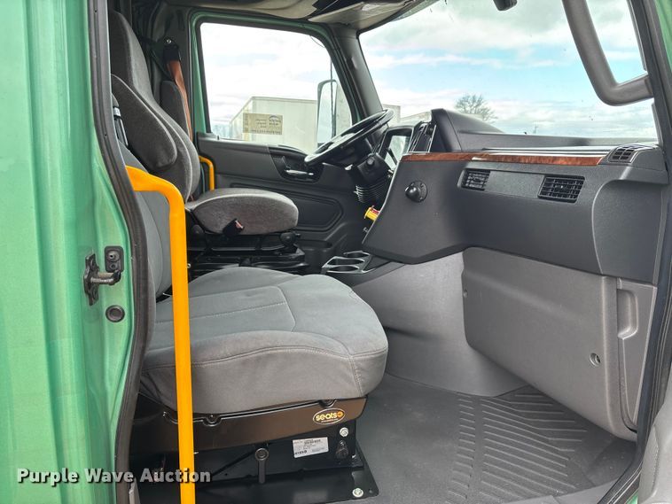 image for item DT0090 2022 International LT625 semi truck