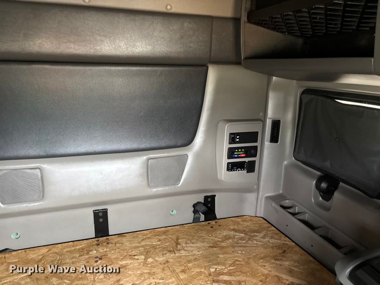 image for item DT0090 2022 International LT625 semi truck